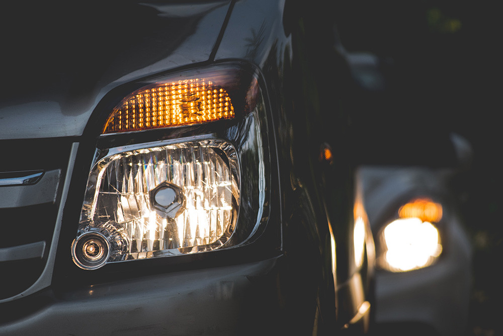 Comment nettoyer les phares de voiture ?